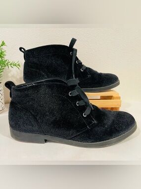 🥳BOGO! Indigo Black Velour Velvet Velveteen Ankle Boots. EUC